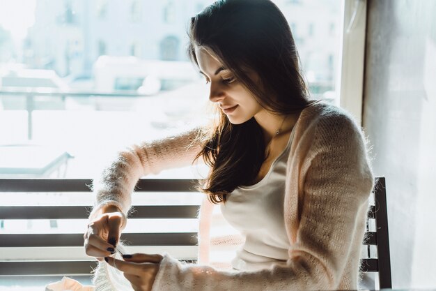 het meisje breit in een café