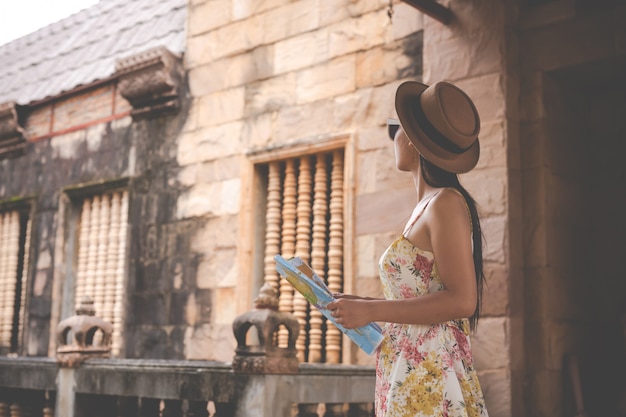 Het meisje houdt een toeristenkaart in de oude stad.