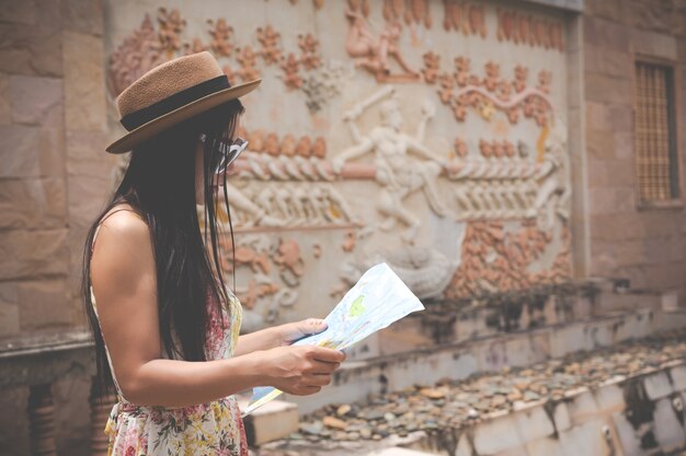 Het meisje houdt een toeristenkaart in de oude stad.