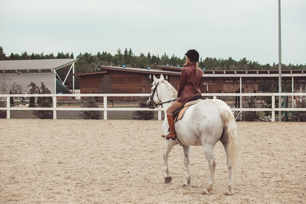 het meisje rijdt op een paard