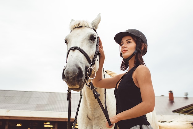 Het meisje rijdt op een paard