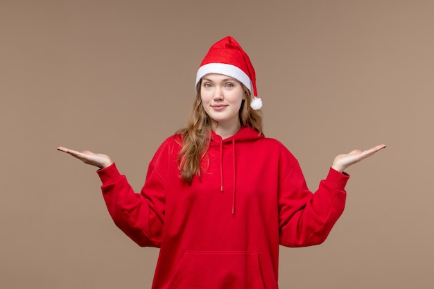 Het meisje van vooraanzichtkerstmis met kalm gezicht op bruine Kerstmis van de achtergrondvrouwvakantie