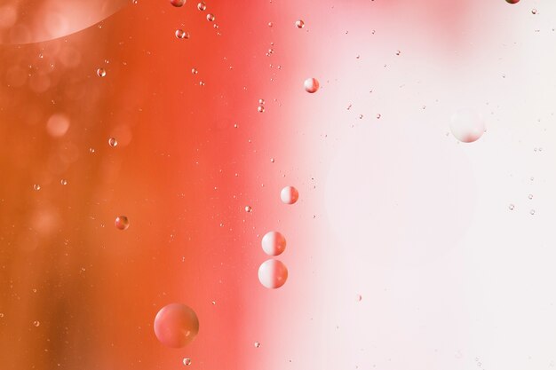 Het mengen van water en olie op een gekleurde vloeibare abstracte achtergrond