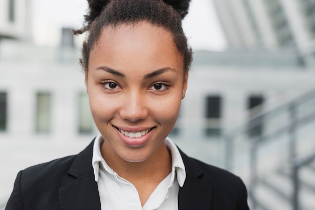 Het mooie afro Amerikaanse vrouw glimlachen