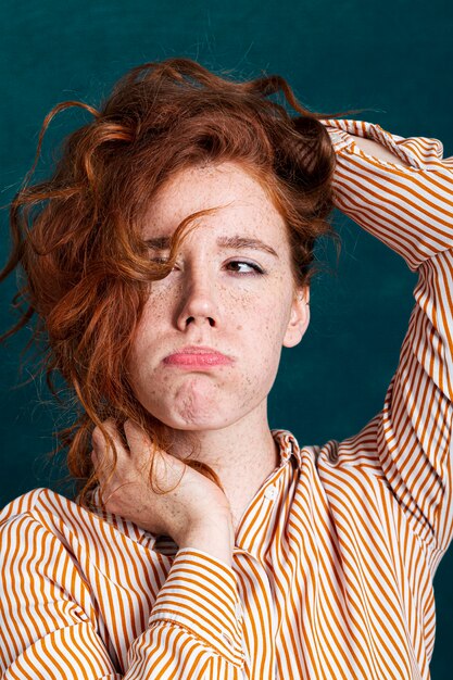 Het mooie de vrouw van de close-up stellen met haar omhoog haar