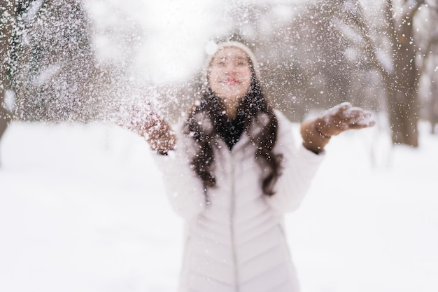 Het mooie jonge Aziatische vrouw glimlachen gelukkig voor reis in sneeuw wintertijd