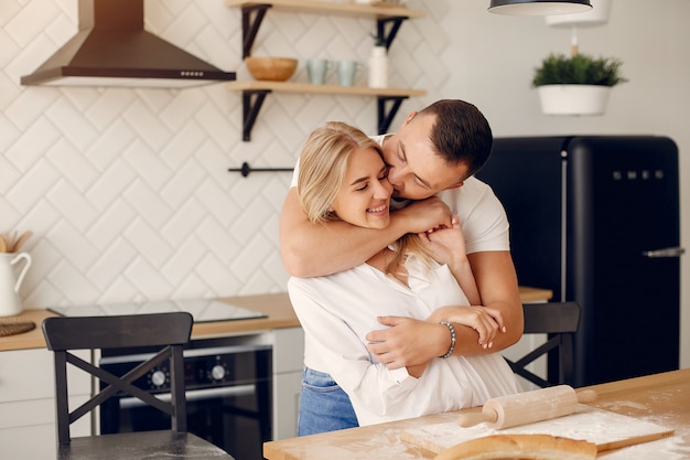 Het mooie paar bereidt voedsel in een keuken voor