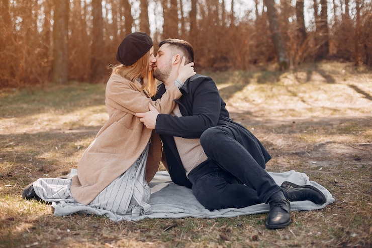 Gratis Foto het mooie paar brengt tijd in een park door