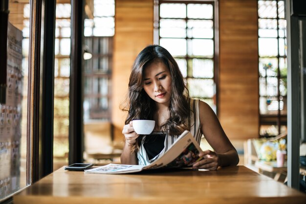 Het mooie tijdschrift van de vrouwenlezing in koffie