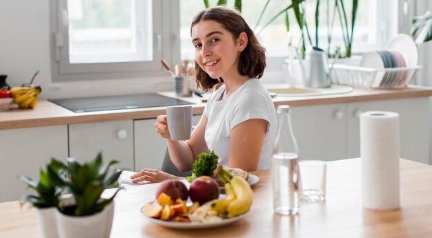 Het mooie vrouw stellen in de keuken