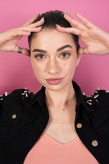 Het mooie vrouw stellen in studio