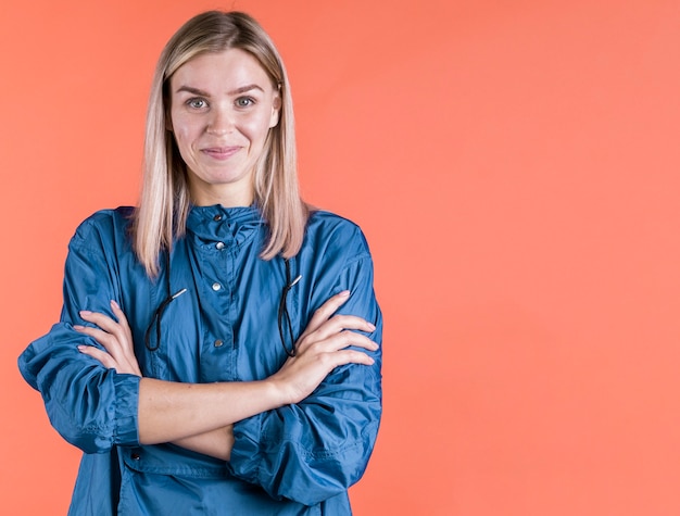 Gratis foto het mooie vrouw stellen met gekruiste wapens