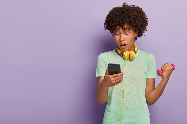 Gratis foto het mooie vrouw stellen met haar telefoon