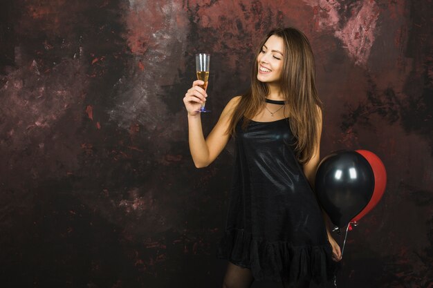 Het nieuwe concept van de jaarviering met meisje die champagneglas bekijken