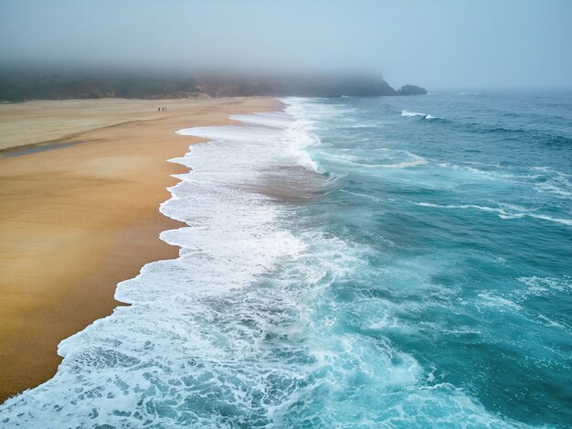Het noordenstrand en oceaan in Nazare Portugal
