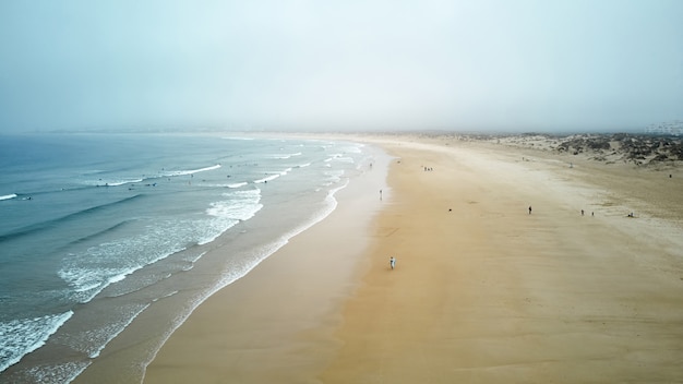 Het noordenstrand en oceaan in Nazare Portugal