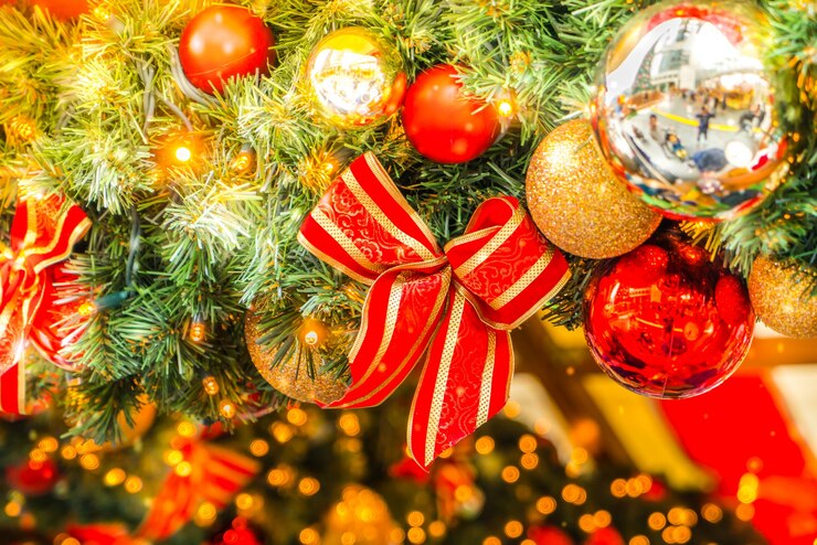 Gratis Foto het ornament van kerstmis met een boog en kerstballen