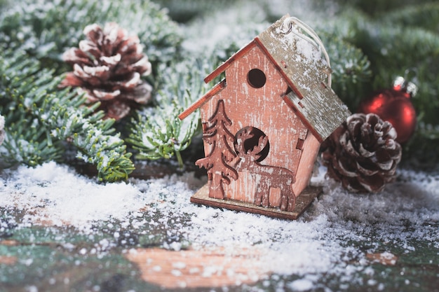 Gratis foto het ornament van kerstmis met houten huis vorm