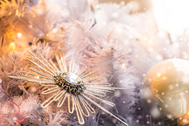 Het ornament van Kerstmis op een boom