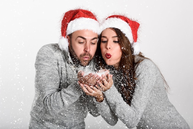 Gratis foto het paar kleedde zich met de winterkleren