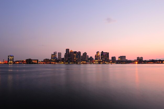 Het panorama van de binnenstad van Boston in de schemering