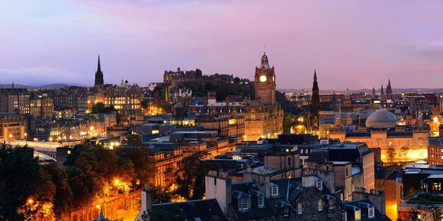 Het panorama van de stadsmening van Edinburgh bij nacht in het UK.