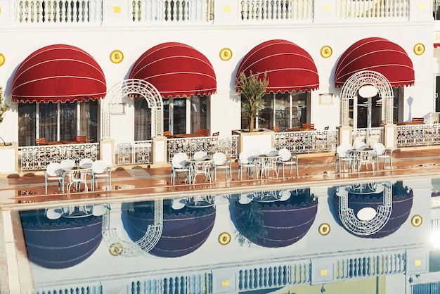Het populaire resort Amara Dolce Vita Luxury Hotel. Met zwembaden en waterparken en recreatiegebied langs de zeekust in Turkije. Tekirova-Kemer.