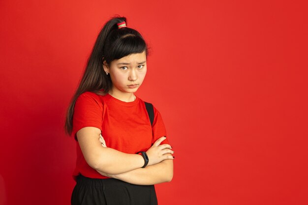 Het portret van de Aziatische tiener geïsoleerd