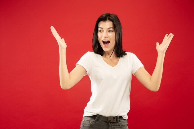 Het portret van de halve lengte van de Kaukasische jonge vrouw. Mooi vrouwelijk model in wit overhemd