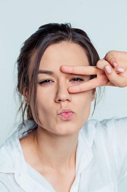 Het portret van de jonge vrouw met doordachte emoties op blauwe ruimte