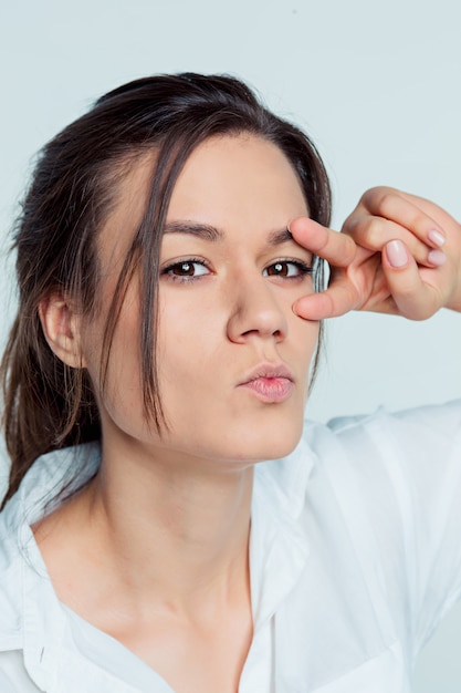 Het portret van de jonge vrouw met doordachte emoties