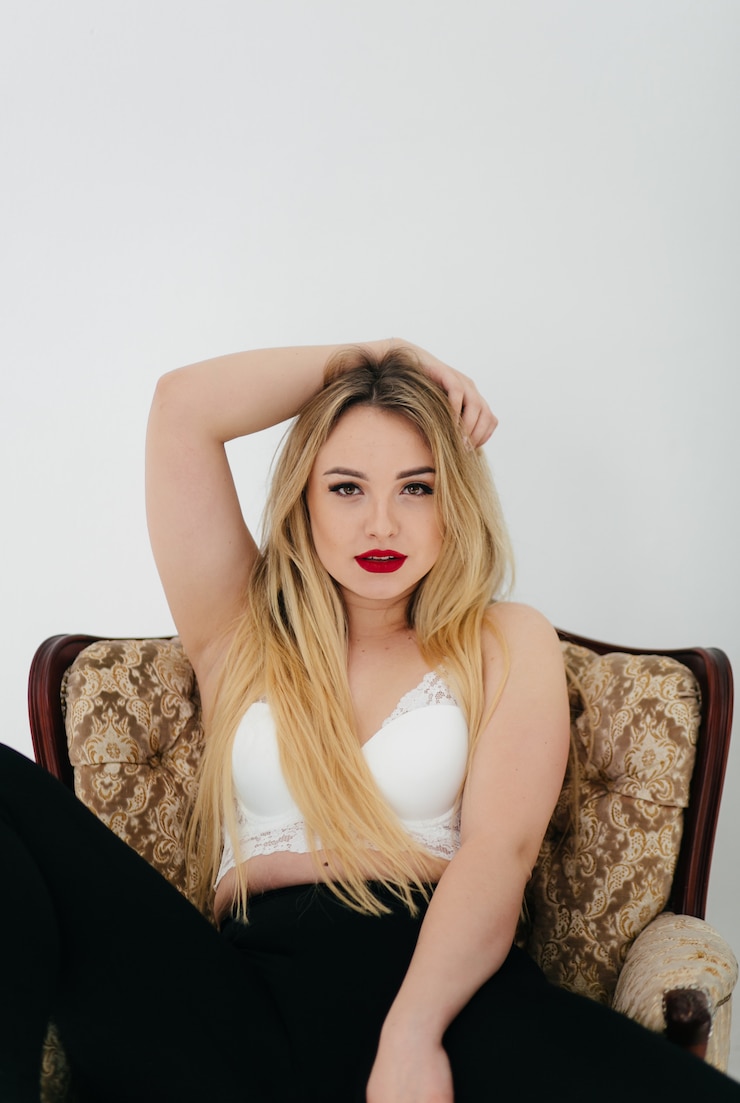 Gratis Foto het portret van de manier van een mooi blondemodel