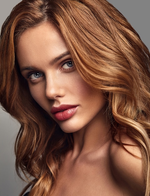 Het portret van de schoonheidsmanier van jong blond vrouwenmodel met natuurlijke make-up en het perfecte huid stellen