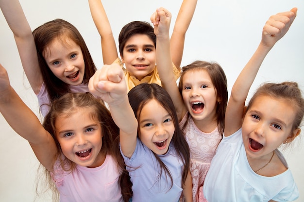 Het portret van gelukkige schattige kleine kinderen jongen en meisjes in stijlvolle vrijetijdskleding. kindermode en menselijke emoties concept