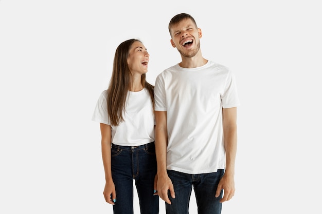 Het portret van het mooie jonge paar geïsoleerd. Gelaatsuitdrukking, menselijke emoties. Man en vrouw staan, kijken elkaar aan en glimlachen.