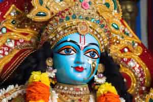 Gratis foto het prachtig verfraaide hindoese idool van lord balarama tijdens generatief rath yatra festival ai
