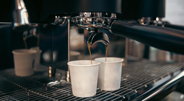Het proces van het bereiden van espresso in een close-up van een professionele koffiemachine