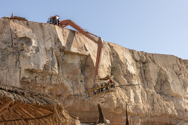 Het proces van het extraheren van rotsen van een klif in Egypte.