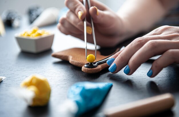 Het proces van het maken van handgemaakte peperkoekdecor en -ontwerp