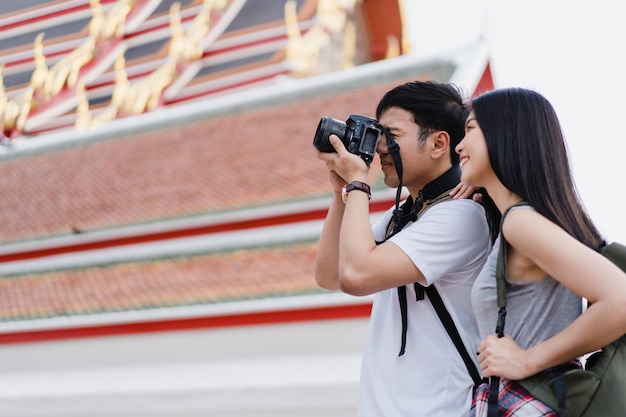 Het reizigers Aziatische paar die camera gebruiken voor neemt een beeld terwijl het besteden vakantiereis in Bangkok, Thailand