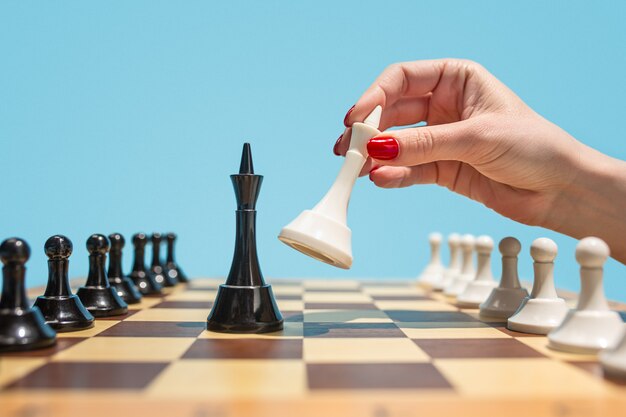 Het schaakbord en het spelconcept van zakelijke ideeën en concurrentie.