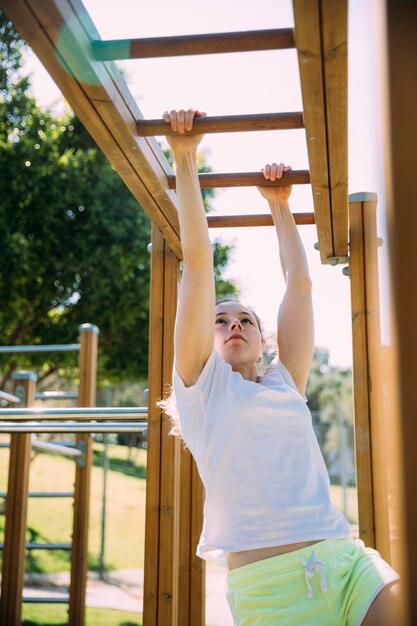 Het schoolmeisje dat van de tiener bij wildernisgymnastiek uitwerkt