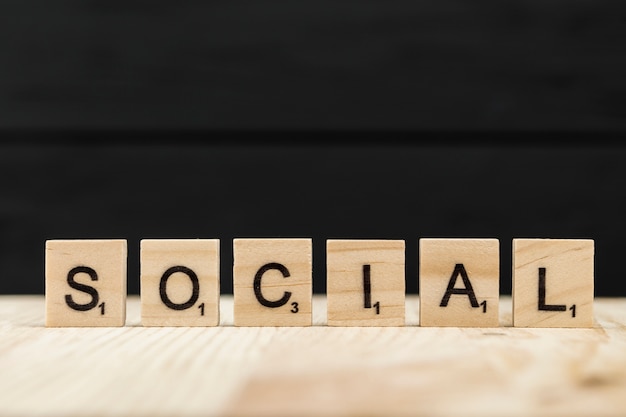 Het sociale woord gespeld met houten brieven