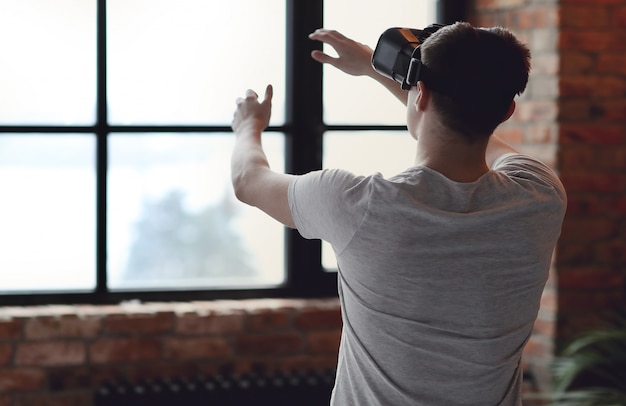 Het spelen van de jongen met VR-hoofdtelefoon thuis