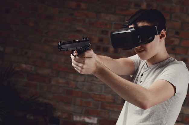 Het spelen van de jongen met VR-hoofdtelefoon thuis