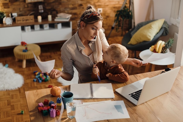 Het spijt me schat maar mama heeft veel werk vandaag