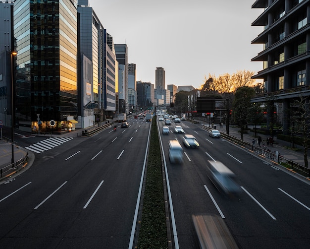 Het stedelijk landschap van Japan met verkeer