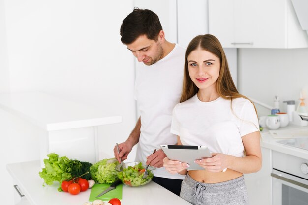 Het teamwerk van het paar in keuken