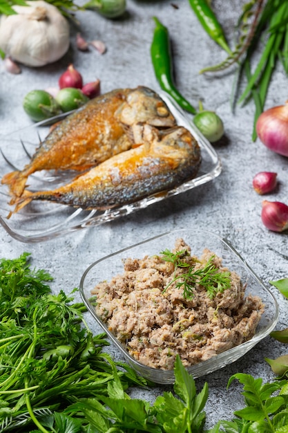 Het Thaise voedsel van Fried Mackerel Chili Paste and Vegetable Set.