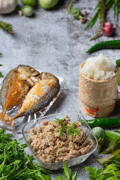 Het Thaise voedsel van Fried Mackerel Chili Paste and Vegetable Set.